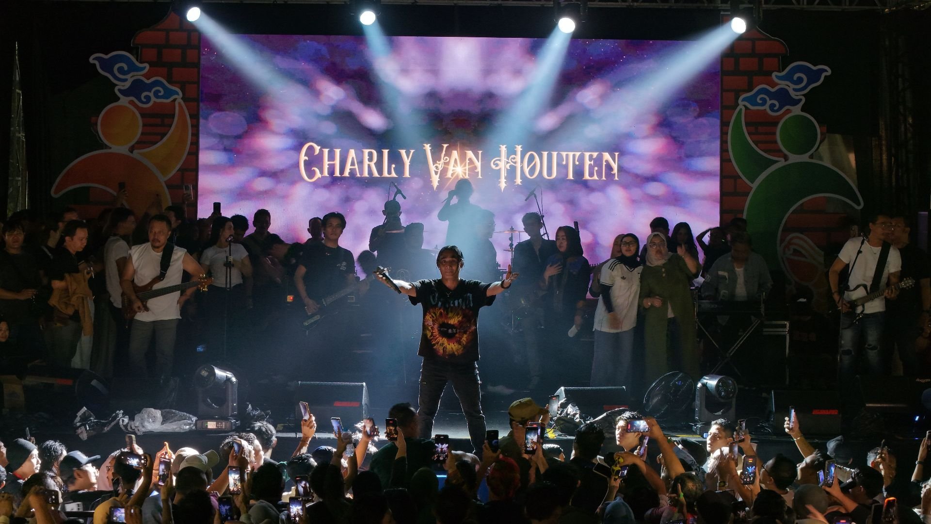 Gebyar Konser Hari Jadi Cirebon ke-599, Charly Van Houten Bakar Semangat Ribuan Penonton