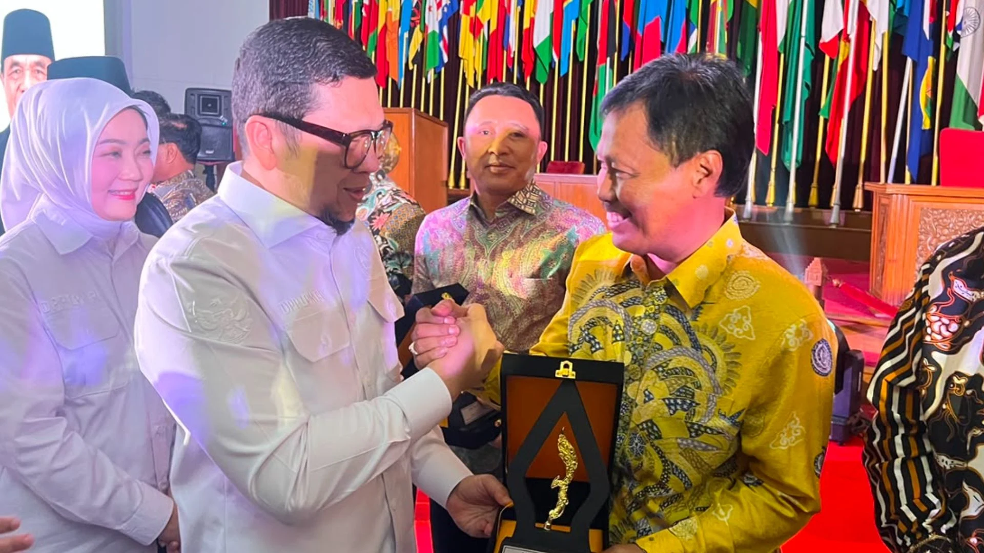 Wali Kota Cirebon Raih LPM Award 2026, Komitmen Pemberdayaan Masyarakat Mendapat Apresiasi Nasional