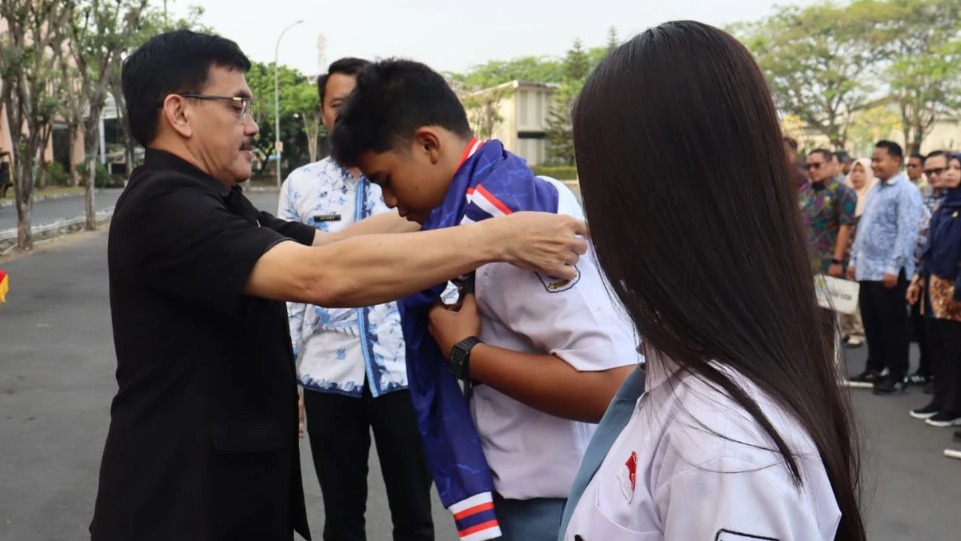 Sekda Lepas Kontingen Basket SMAN 1 Kota Cirebon Berlaga di DBL West Java 2026