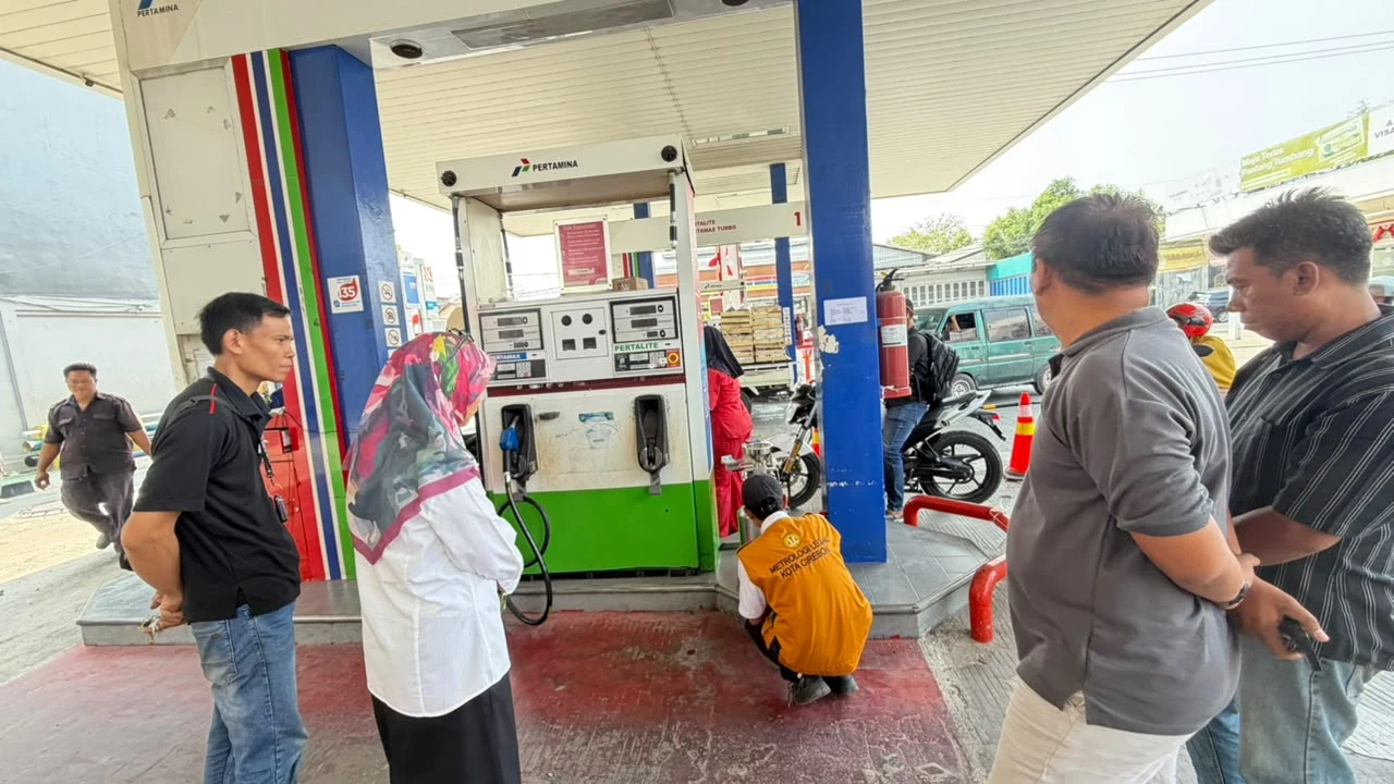 Bidang Kemetrologian DKUKMPP Laksanakan Tera Ulang Pompa Ukur BBM di SPBU 34-45159