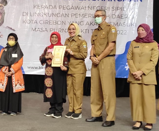 Penyerahan SK Pensiun dan Tanda Penghargaan Kepada Pegawai Negeri Sipil di Lingkungan Pemerintah Daerah Kota Cirebon Yang Akan Memasuki Masa Purnabhakti (Juli Tahun 2022)