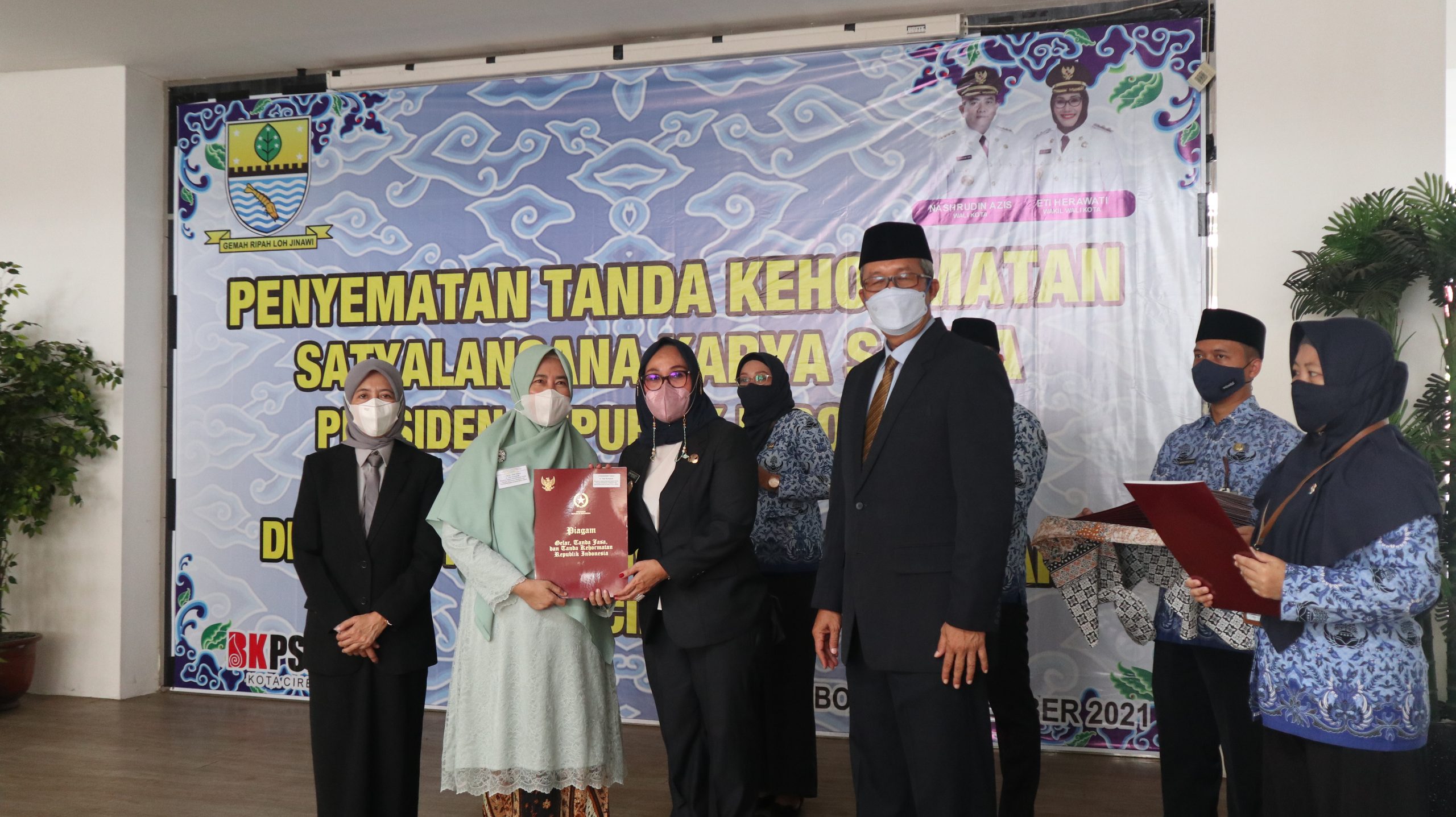 Penyematan Tanda Kehormatan Satyalancana Karya Satya Presiden Republik Indonesia dan Penghargaan Kepada Pegawai Negeri Sipil Berprestasi Tingkat Kota Cirebon Tahun 2021