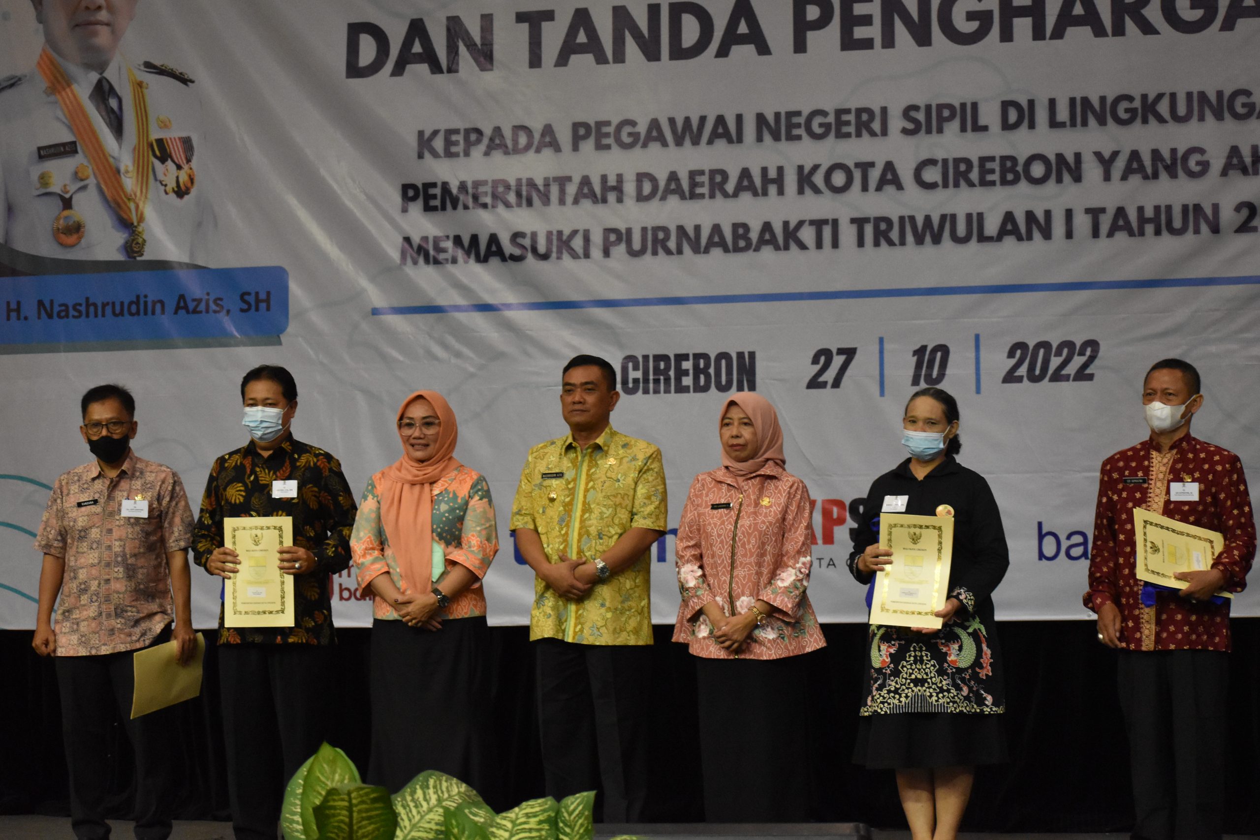 Penyerahan SK Pensiun dan Tanda Penghargaan Kepada Pegawai Negeri Sipil di Lingkungan Pemerintah Daerah Kota Cirebon Yang Akan Memasuki Masa Purnabhakti (Januari Tahun 2023)