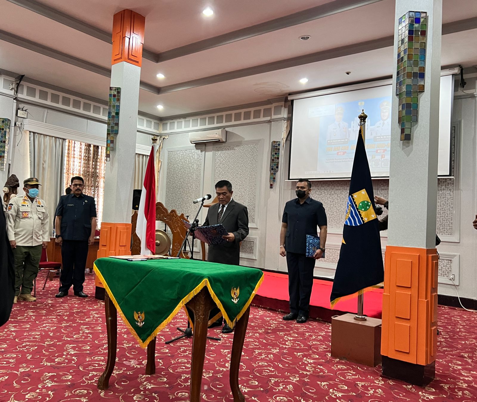 PELANTIKAN DAN PENGAMBILAN SUMPAH JABATAN JABATAN TINGGI PRATAMA DI LINGKUNGAN PEMERINTAH DAERAH KOTA CIREBON