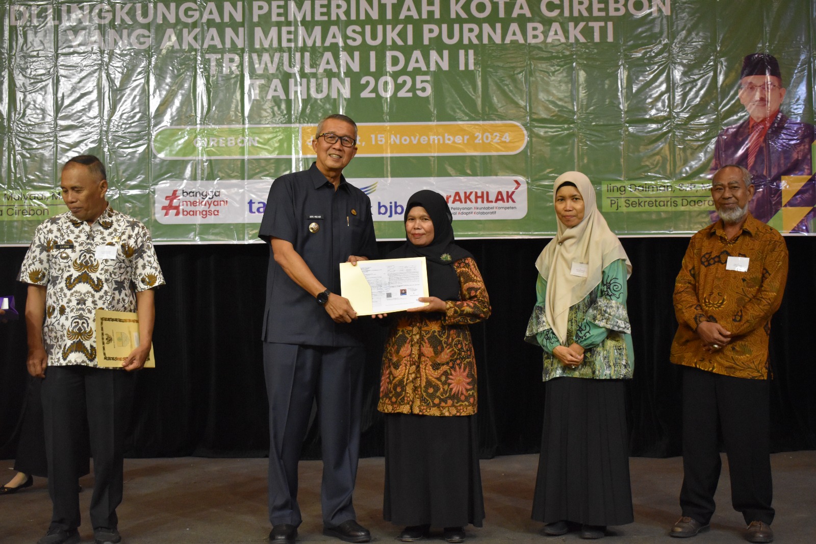 Penyerahan SK Pensiun dan Tanda Penghargaan Kepada Pegawai Negeri Sipil  di Lingkungan Pemerintah Kota Cirebon yang Akan Memasuki Masa Purnabakti Triwulan I dan II Tahun 2025