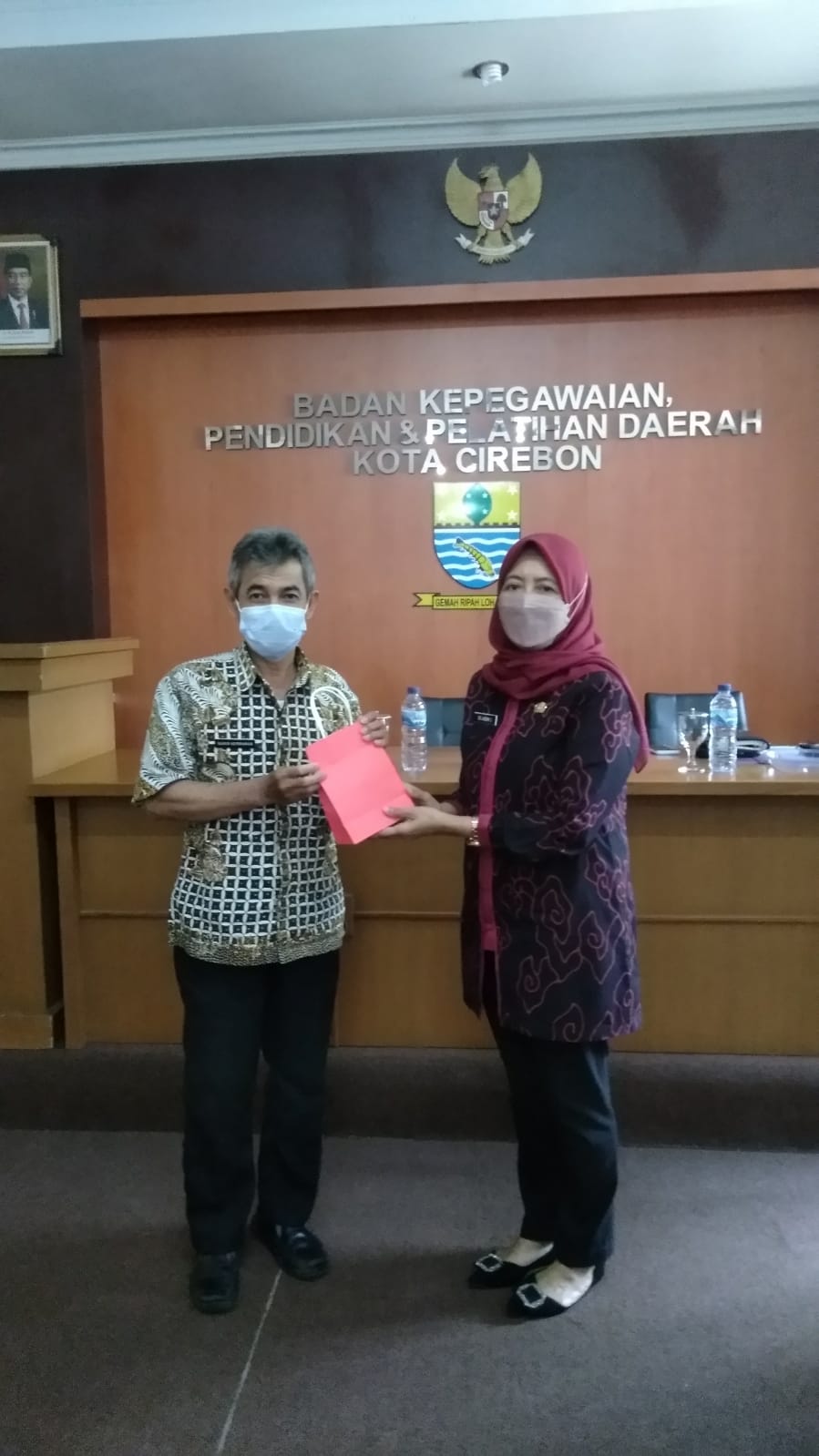 Pelepasan Pegawai yang Memasuki Masa Pensiun dan Alih Tugas di Lingkungan BKPSDM Kota Cirebon