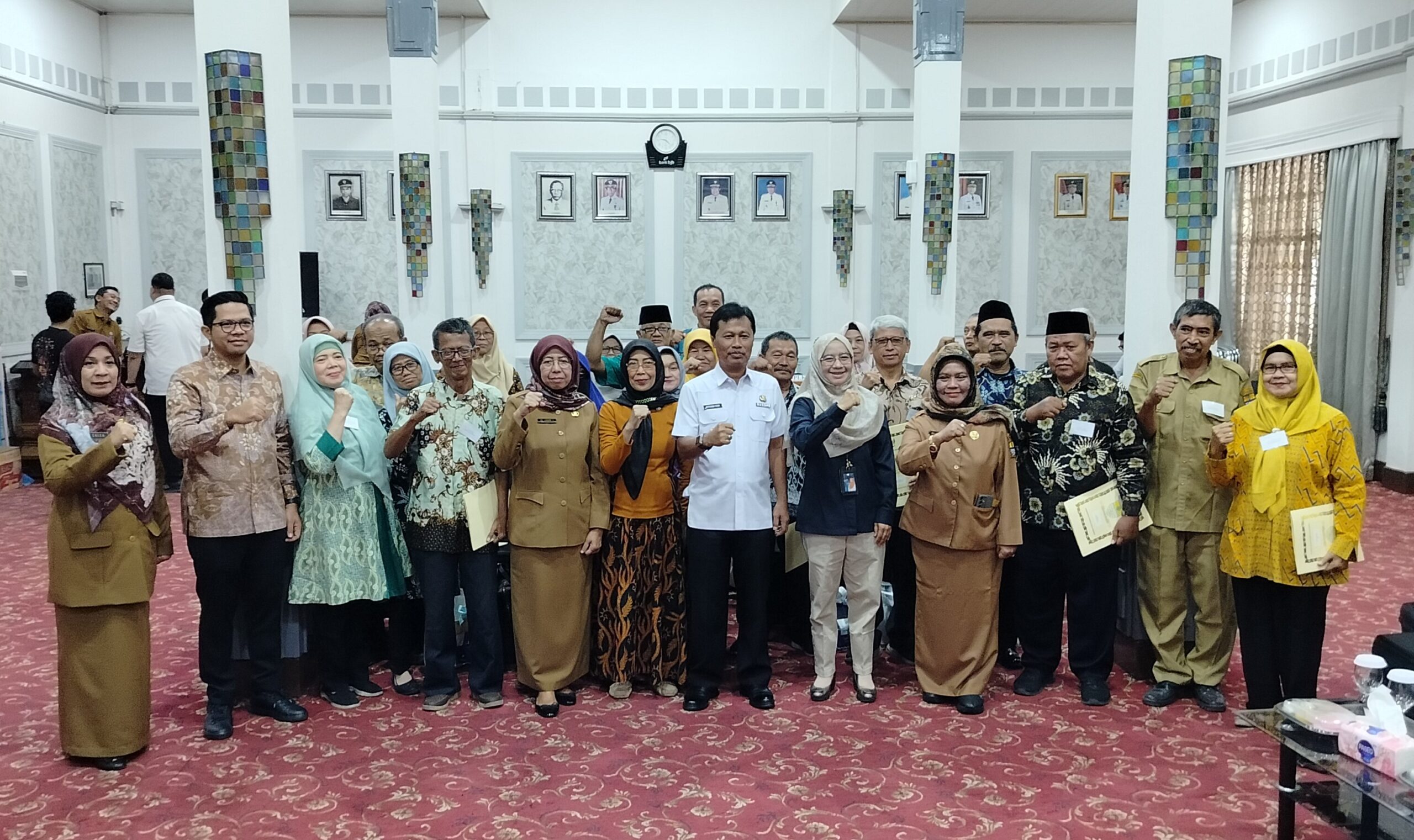 PENYERAHAN SK PENSIUN DAN TANDA PENGHARGAAN BAGI PNS YANG MEMASUKI MASA PURNA BAKTI TMT 1 OKTOBER 2025