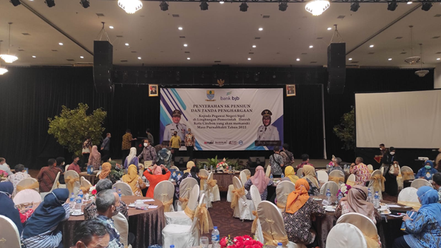 Penyerahan SK Pensiun dan Tanda Penghargaan Kepada Pegawai Negeri Sipil di Lingkungan Pemerintah Daerah Kota Cirebon Yang Akan Memasuki Masa Purnabhakti (Maret Tahun 2022)