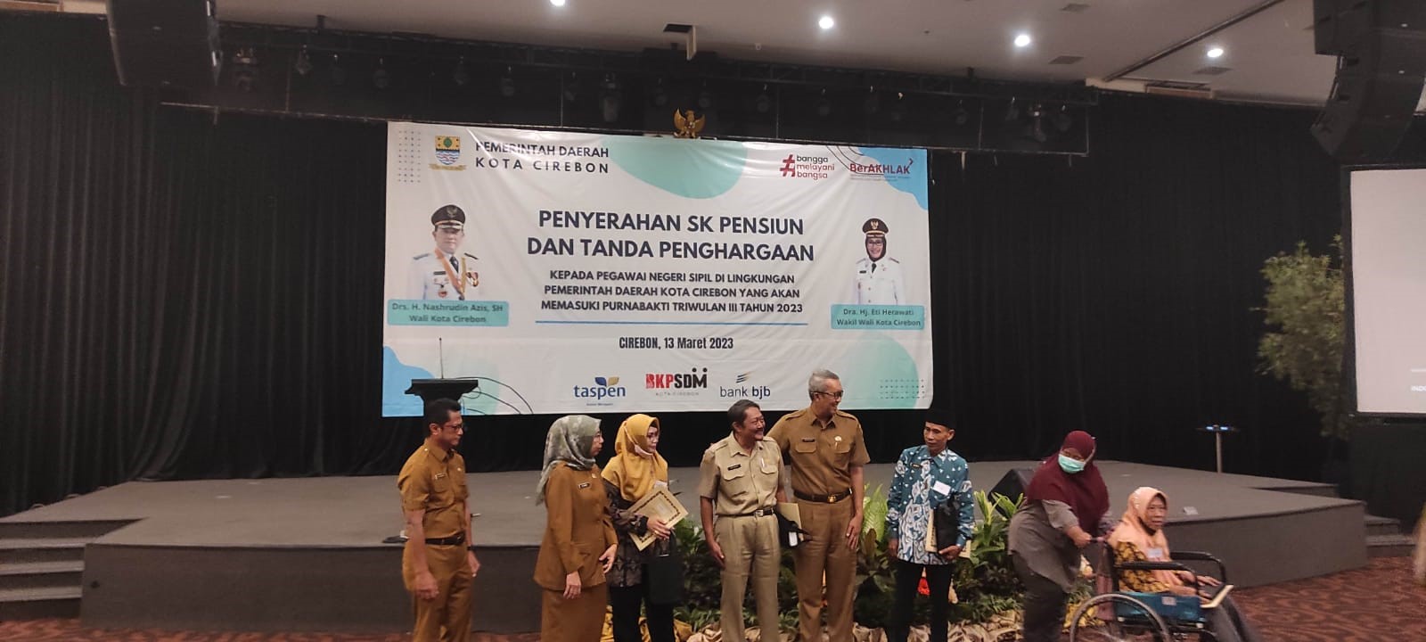 PENYERAHAN SK PENSIUN DAN TANDA PENGHARGAAN KEPADA PEGAWAI NEGERI SIPIL DI LINGKUNGAN PEMERINTAH DAERAH KOTA CIREBON YANG AKAN MEMASUKI MASA PURNABHAKTI TRIWULAN III TAHUN 2023
