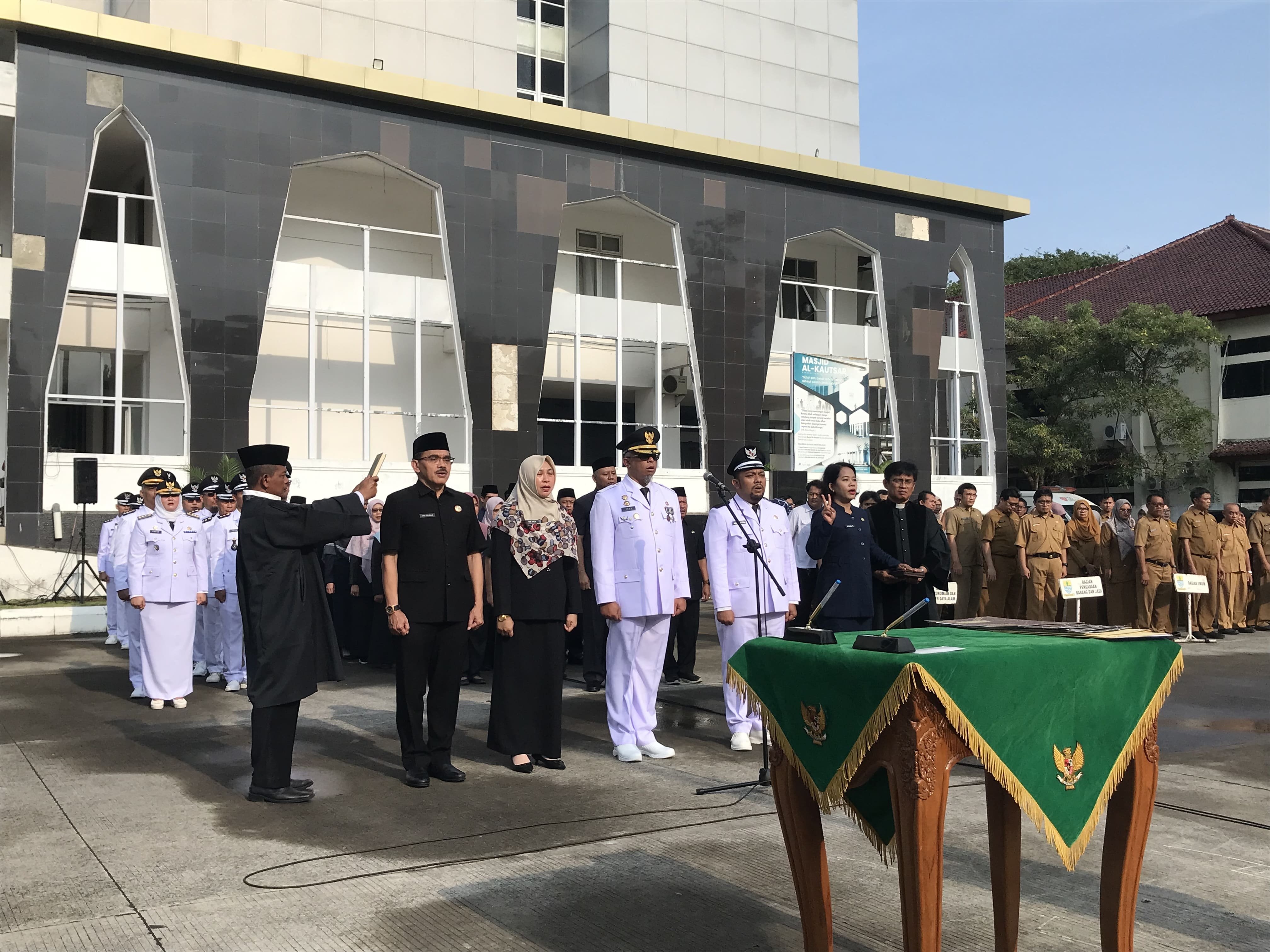 Pelantikan dan Pengambilan Sumpah/Janji Jabatan bagi Jabatan Pimpinan Tinggi Pratama (JPTP), Jabatan Administrator, dan Jabatan Pengawas di Lingkungan Pemerintah Kota Cirebon.