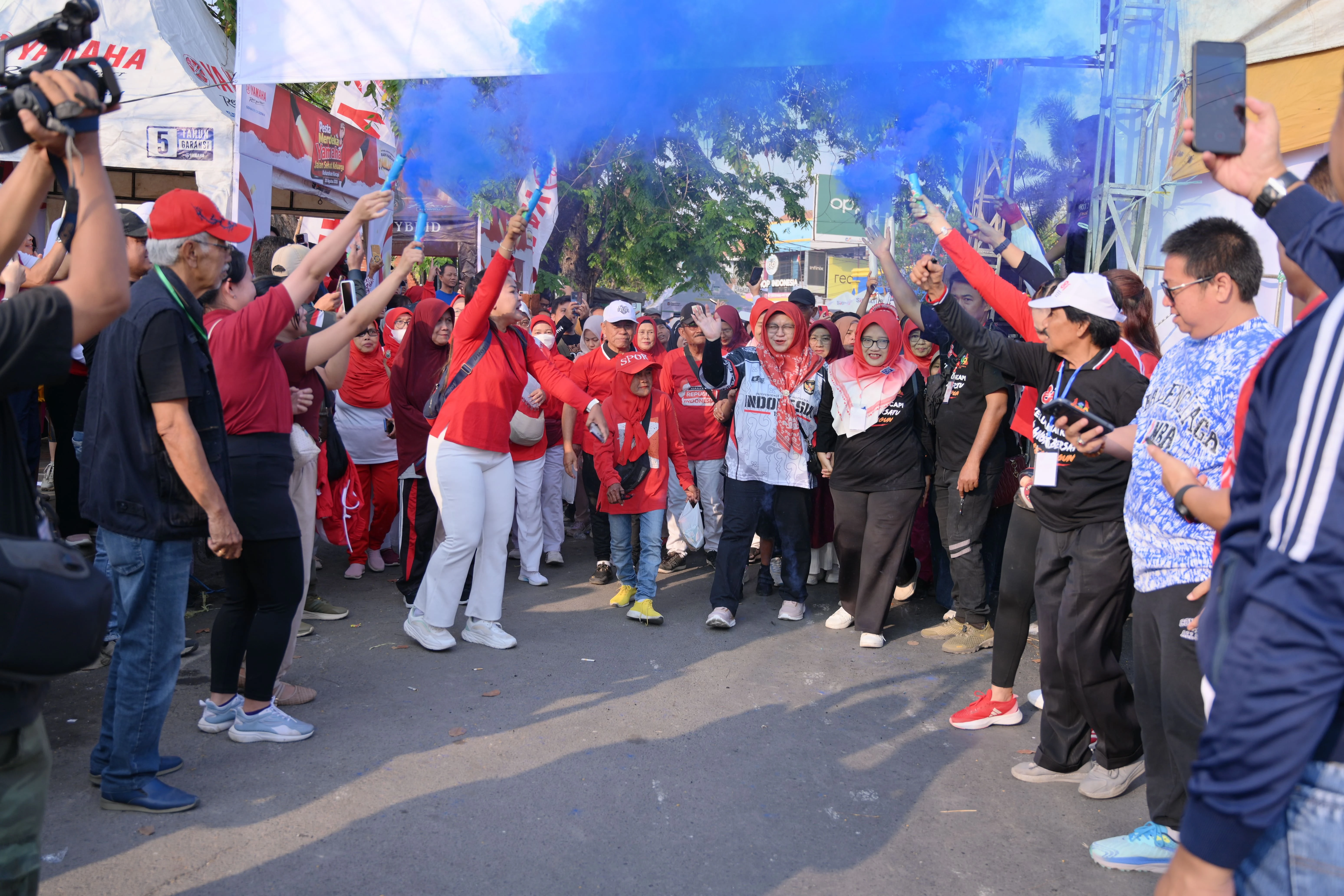 Semarak Jalan Sehat Keluarga Kelurahan Kecapi Meriahkan HUT RI ke-81 dan Hari Jadi Kota Cirebon ke-599